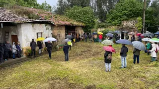 El geógrafo David Alonso muestra los secretos de Serín en una ruta bajo la lluvia