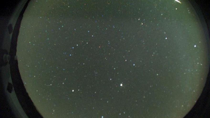 Fotografía facilitada por el Instituto de Astrofísica de Canarias y captada por en la skycam de un bólido que cruzó el cielo de Canarias el pasado domingo, era un asteroide cercano a la Tierra y su color verdoso se debe al calentamiento por fricción al entrar en la atmósfera terrestre, dijo hoy la investigadora del Instituto de Astrofísica de Canarias (IAC).