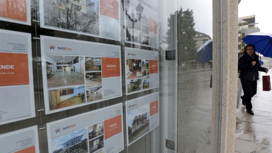 Anuncios en el escaparate de una inmobiliaria de Lalín.