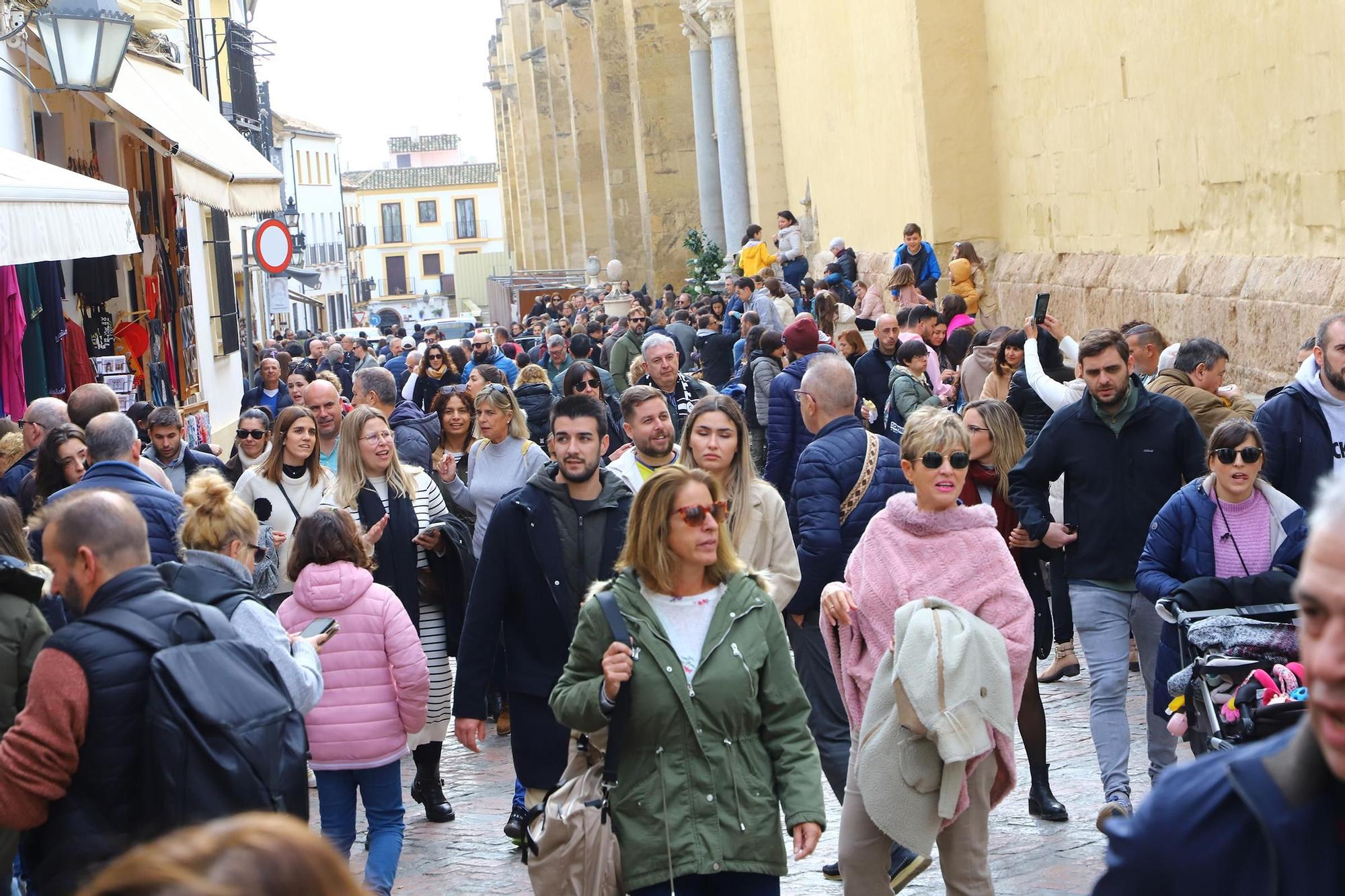 Turistas y cordobeses se echan a la calle