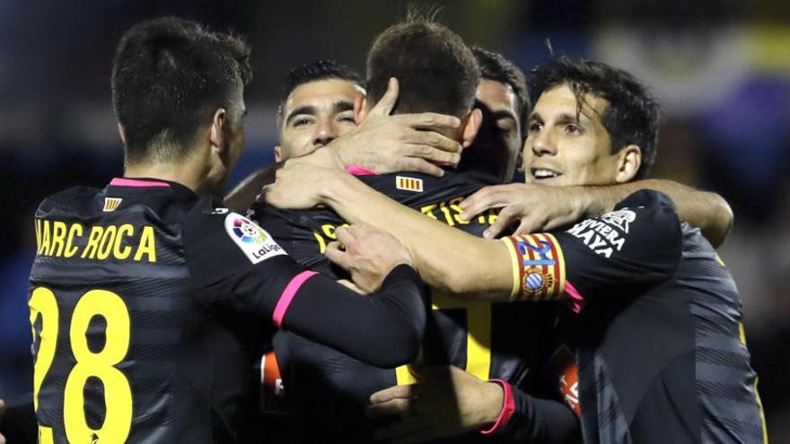 Los jugadores del Espanyol celebran la victoria.