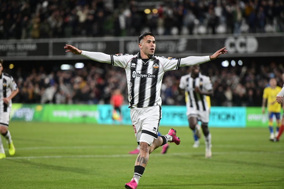 Suero celebra el golazo contra Las Palmas.