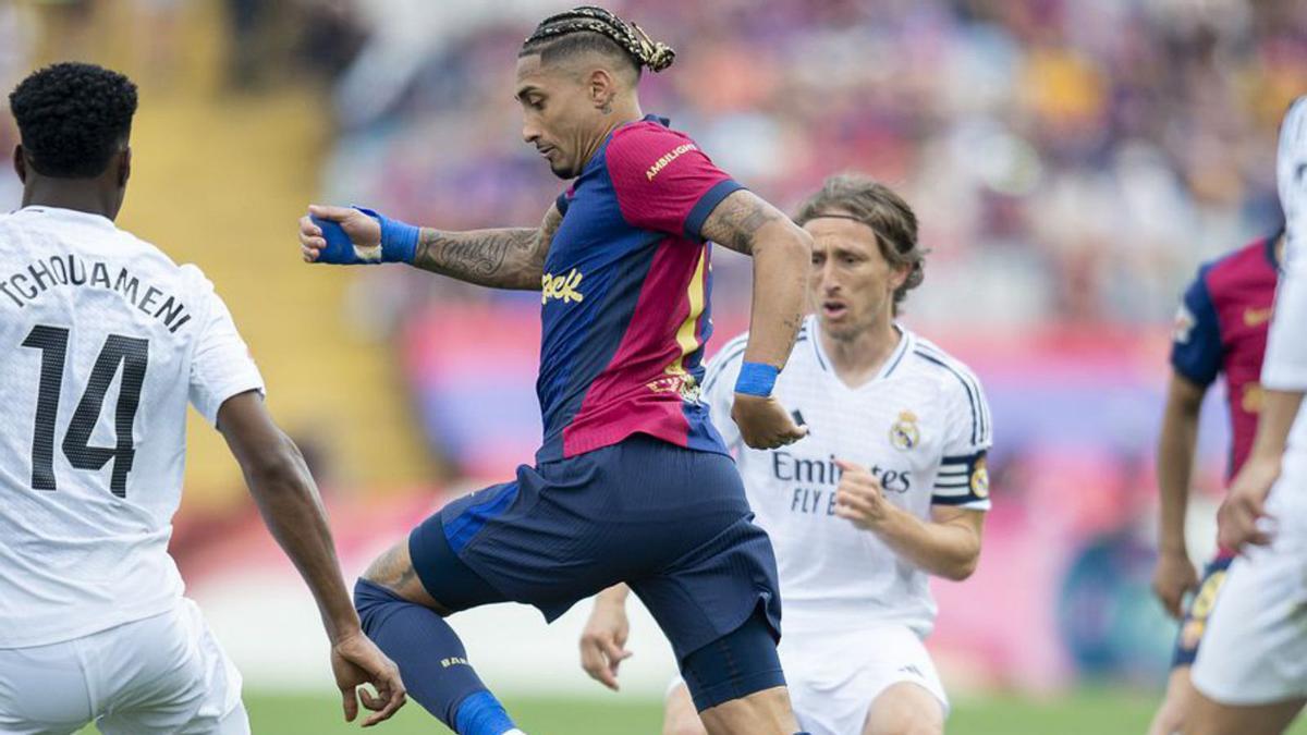 Raphinha avança davant Tchouaméni i Modric, ahir. | JORDI COTRINA Raphinha avança davant Tchouaméni i Modric, ahir. | JORDI COTRINA