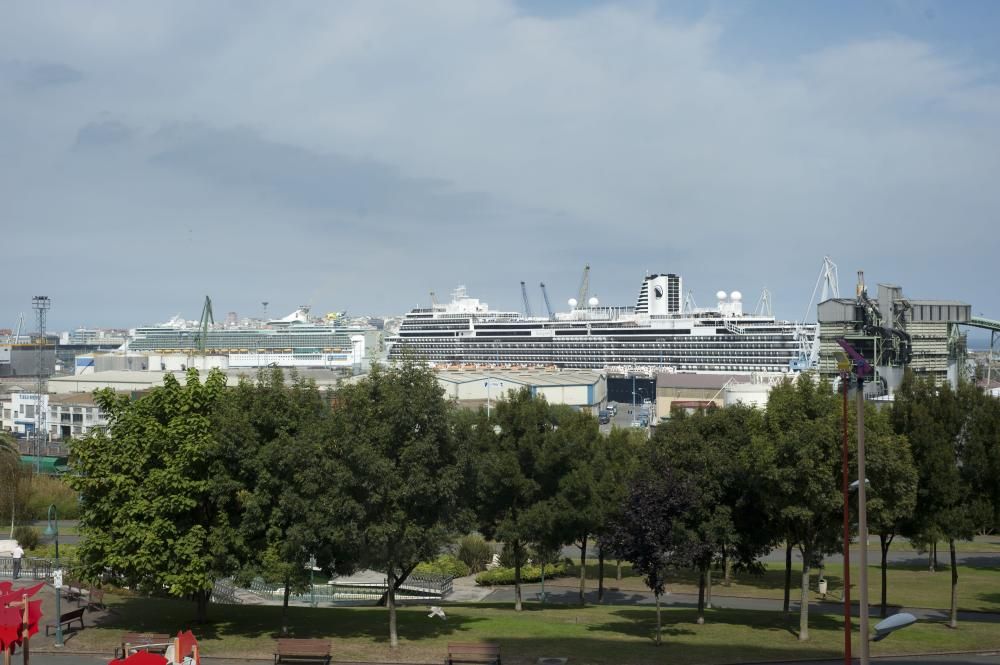 La ciudad registra un nuevo récord de visitantes, entre turistas y tripulación, con el atraque de 'Independence of the Seas', 'Koningsdam' y 'Mein Schiff' en el puerto de A Coruña.