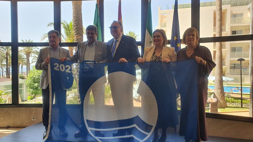 El alcalde de Almodóvar recoge en Torremolinos la bandera azul de la playa de La Breña