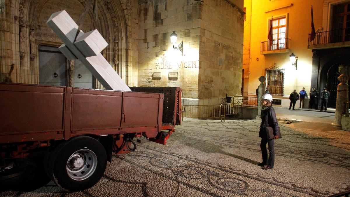 Retiran la Cruz Franquista de Callosa del Segura en 2018.