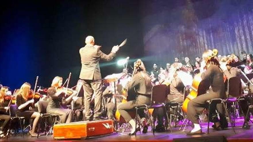 La Orquesta Sinfónica de Tui, durante el &quot;Concerto de Nadal&quot;. // DBM