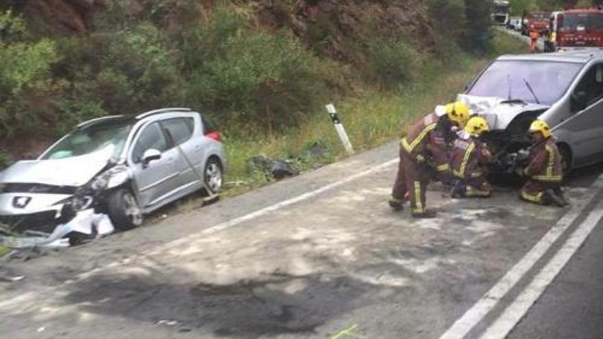 Nou dia de cues a la C-55: dos accidents en un quart d&#039;hora deixen cinc ferits