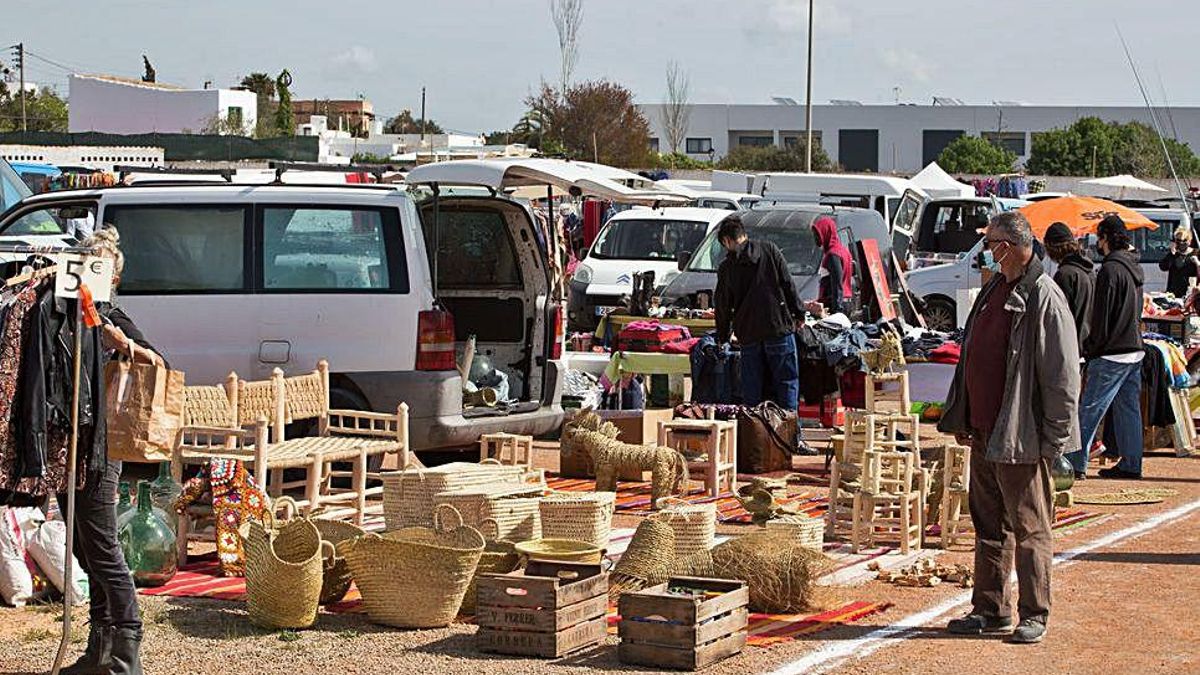 El mercadillo cobra vida de nuevo en Sant Jordi
