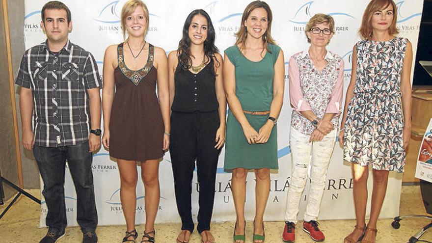 Foto de familia de los premiados con la consellera Jurado y Marta Vilás.
