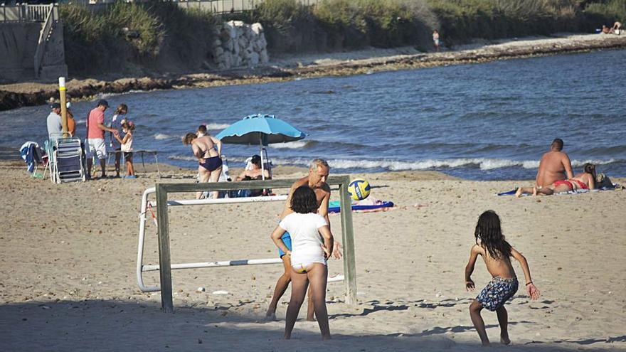 Las dos pistas oficiales de fútbol playa se unirán a los juegos infantiles existentes. 