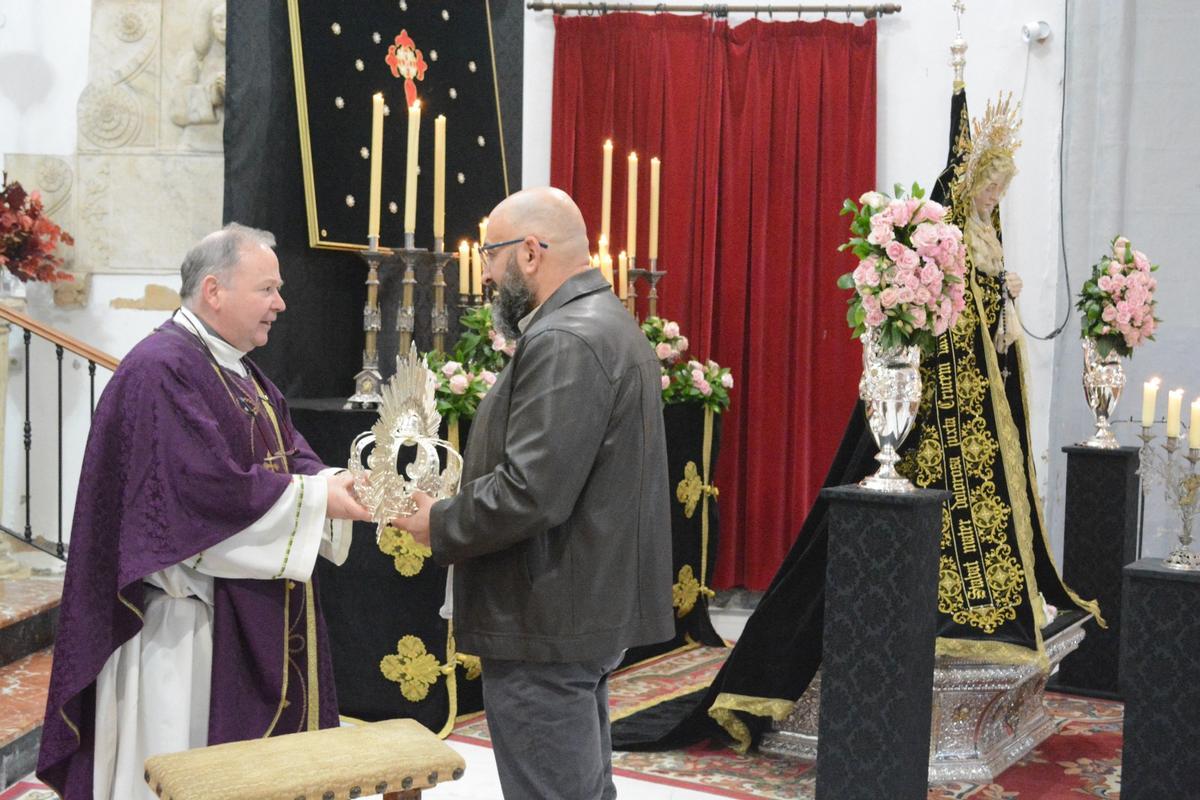 Blas Monge entrega la corona al párroco de San Agustín, Manuel Ruíz, durante la eucaristía del triduo en honor a la Virgen de las Lágrimas.