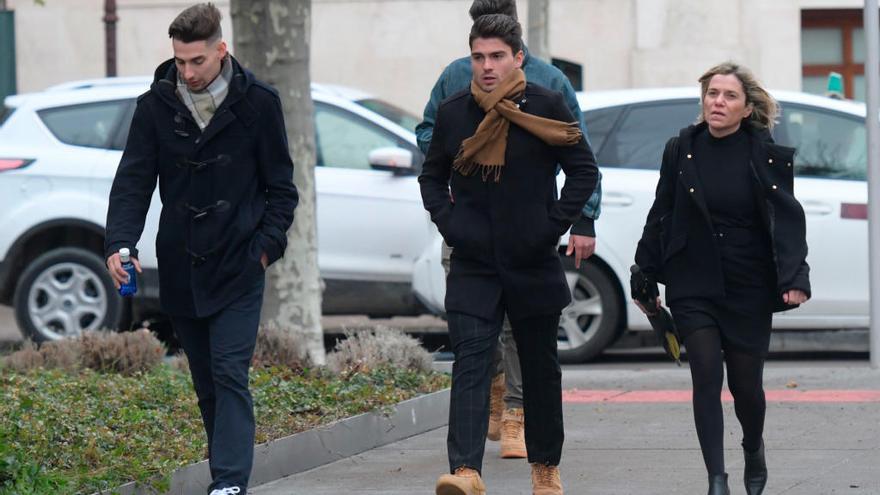 Los tres exfutbolistas Raúl Calvo, Carlos Cuadrado y Víctor Rodríguez, llegan ayer al juzgado acompañados por la abogada de uno de ellos.