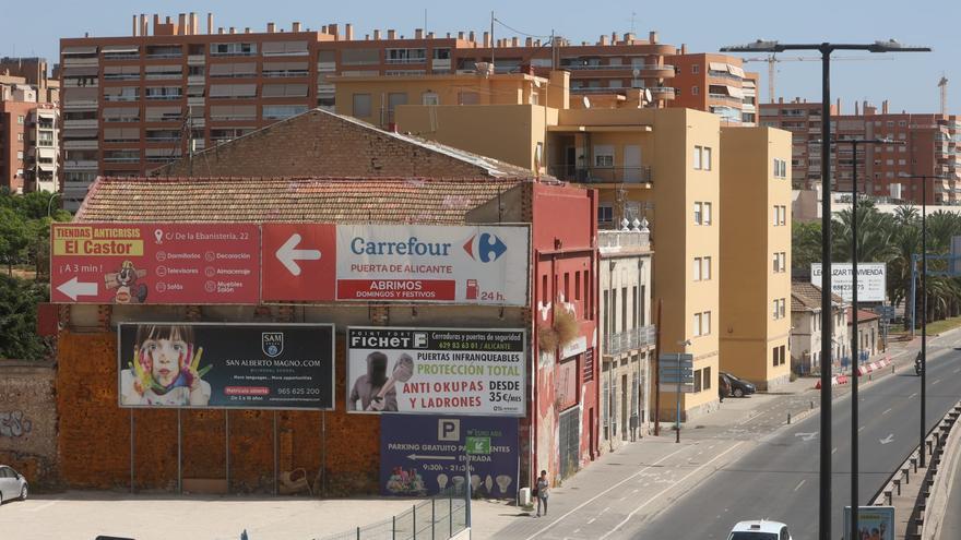 Vecinos llevan al Síndic el abandono de una zona pendiente de urbanizar desde hace 25 años en el Acceso Sur de Alicante