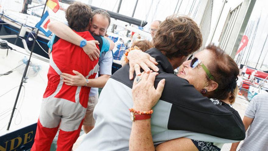 Los familiares de Rodríguez, emocionados tras el rescate.