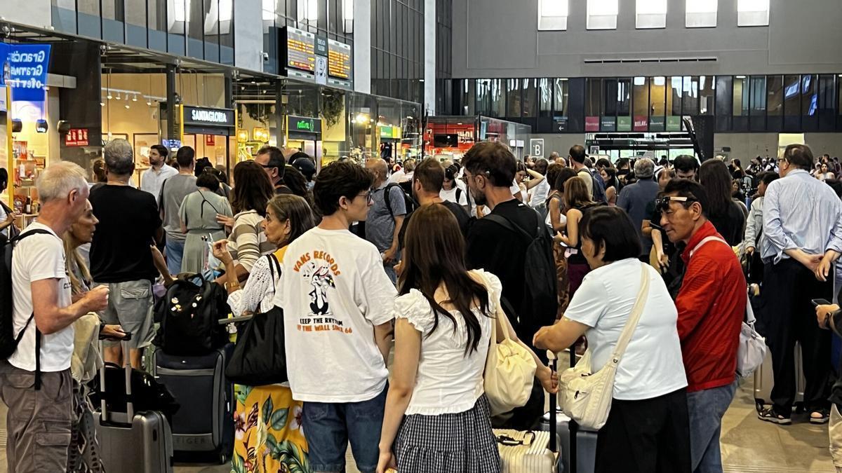 Viajeros del AVE en una de las incidencias registradas esta semana