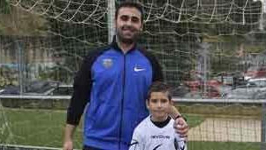 Izan Herrero, con su entrenador Coco.