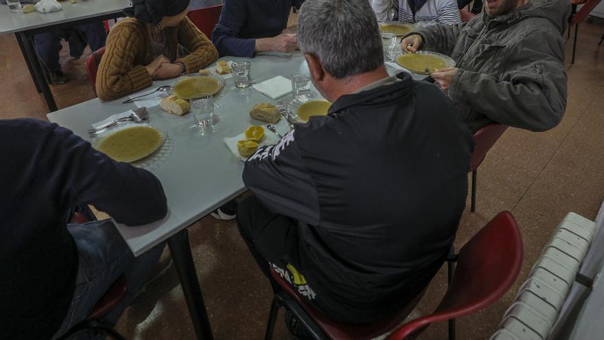 Cáritas Elche: 583 familias atendidas y 8.500 menús cocinados en un mes de pandemia