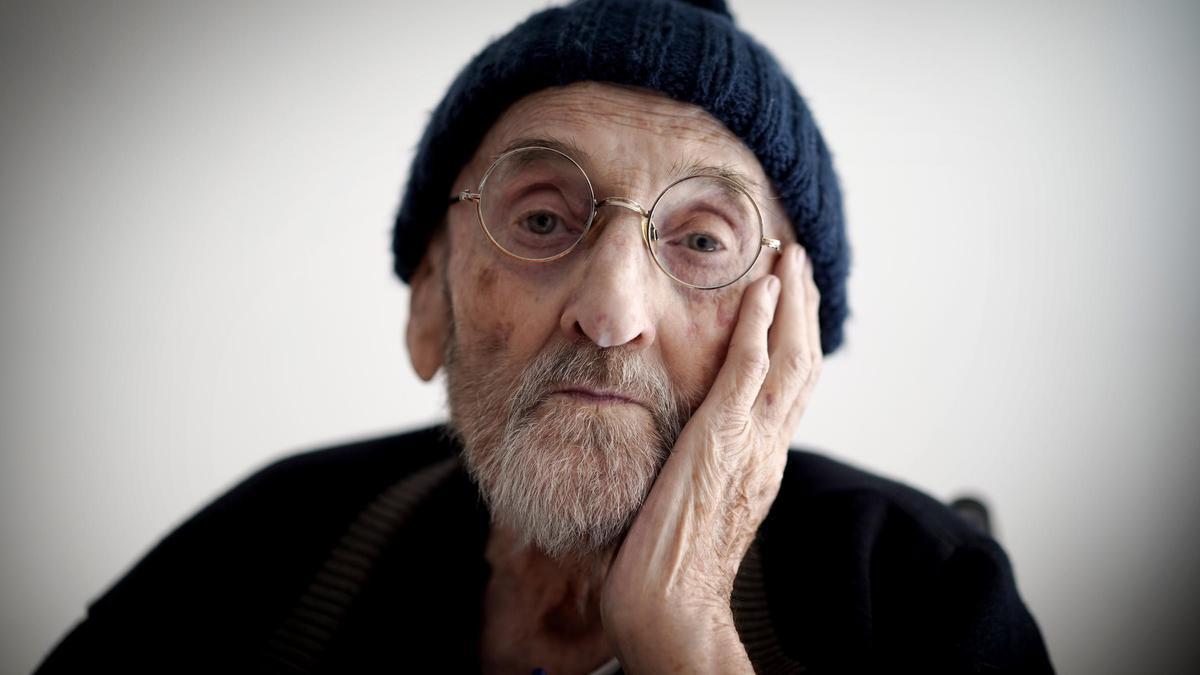 Alvaro Pombo, fotografiado en su casa en 2022.