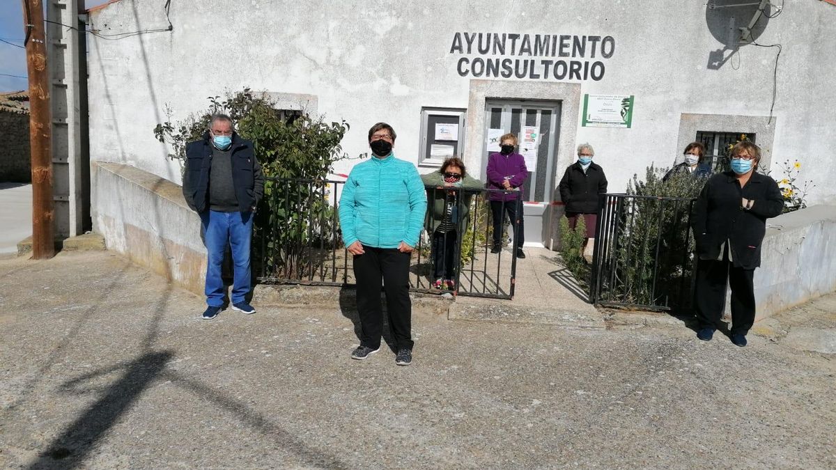 Vecinos de Torrefrades durante última reivindicación para exigir la apertura del consultorio