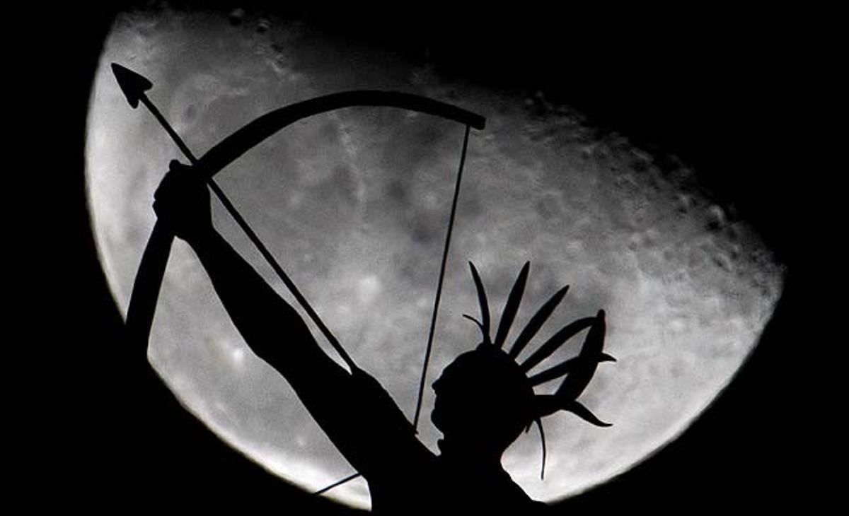 Una estàtua d’un indi Kansa es projecta en la lluna creixent, ja que es troba sobre l’edifici del Capitoli de l’Estat de Kansas, a Topeka (Estats Units).