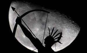 Una estàtua d’un indi Kansa es projecta en la lluna creixent, ja que es troba sobre l’edifici del Capitoli de l’Estat de Kansas, a Topeka (Estats Units).