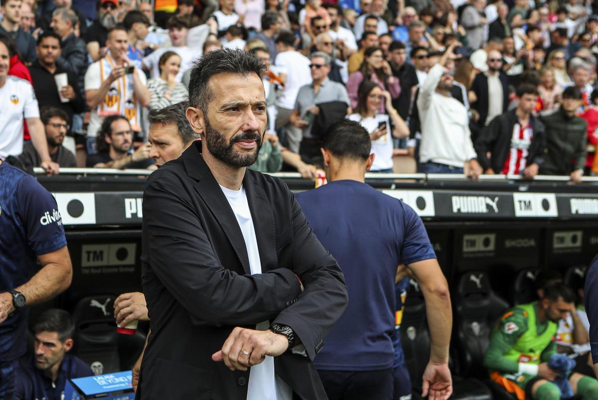 Carlos Corberán, con gesto serio en el banquillo de Mestalla