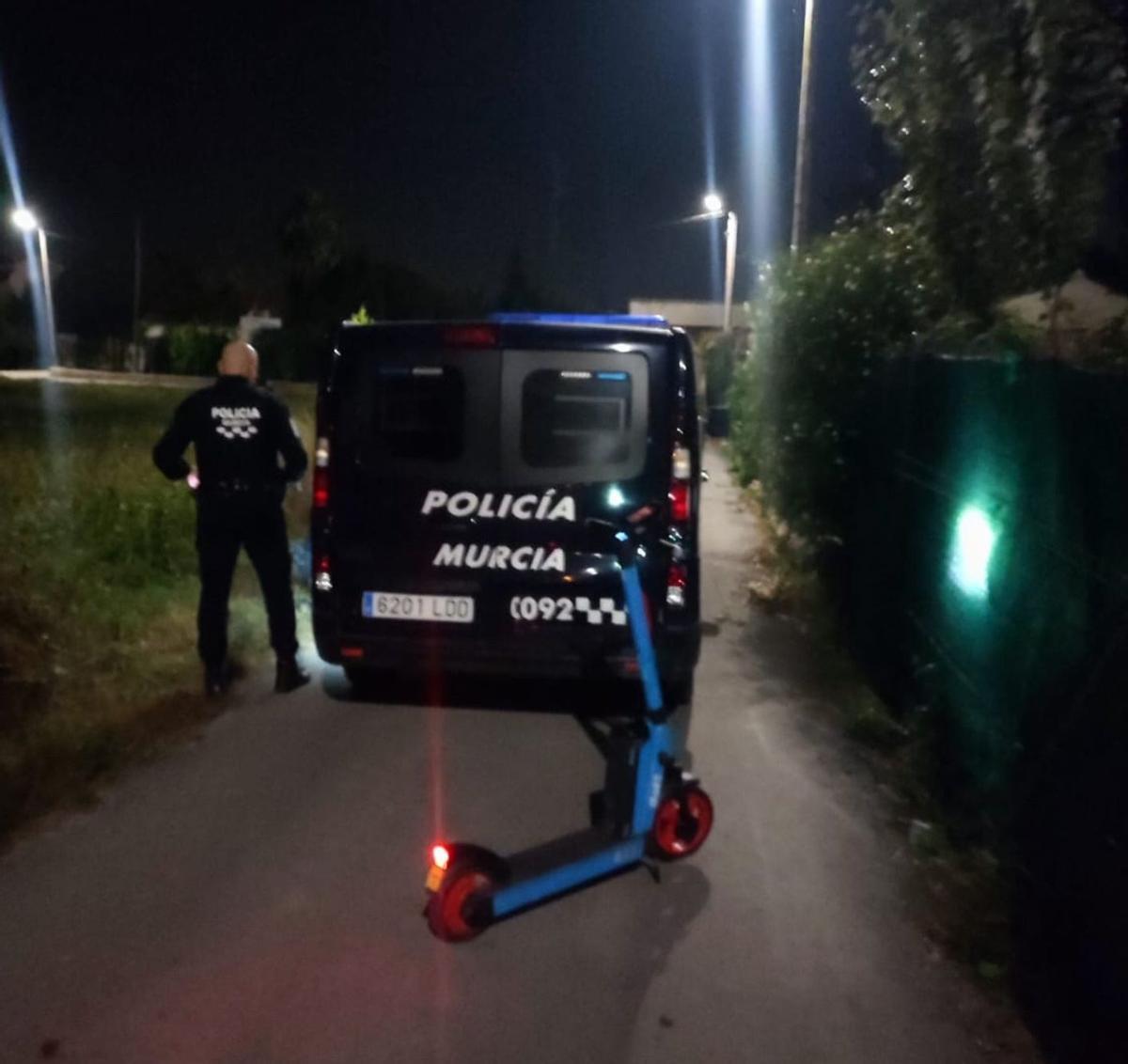 Un agente, junto al patinete recuperado en Puente Tocinos.