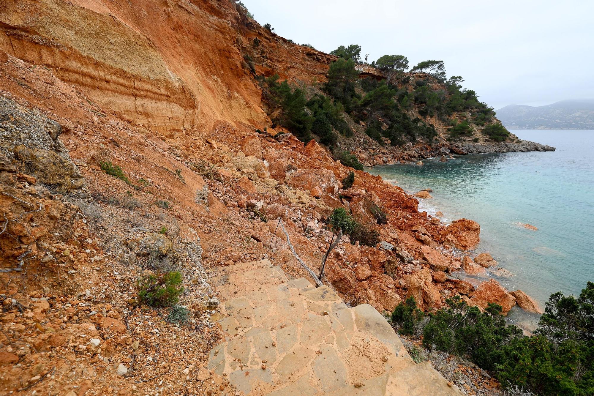 Nuevas imágenes del derrumbe del acantilado de Porroig