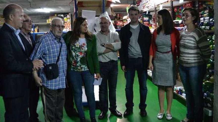 Marta Iglesias, Moisés Rodríguez y Paula Romeu (2ª d.) con directiva de SOS Tomiño.