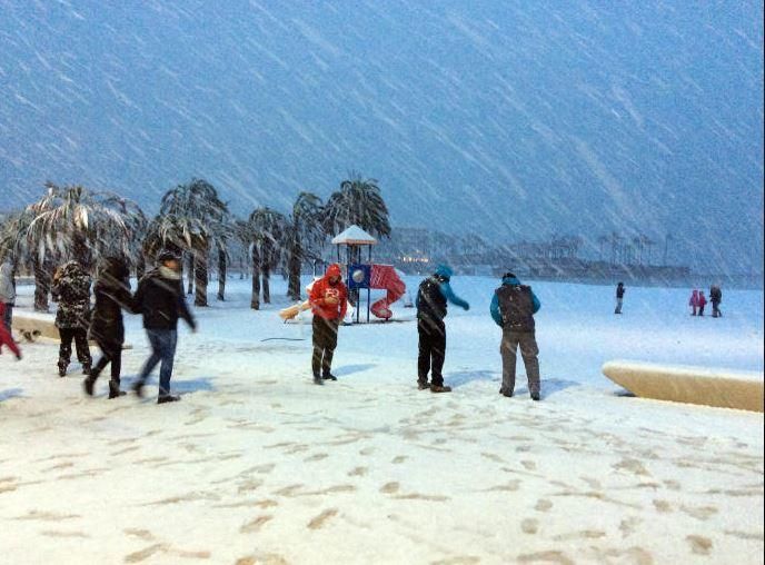 La gente disfruta de la nieve al nivel del mar en la Marina Alta.