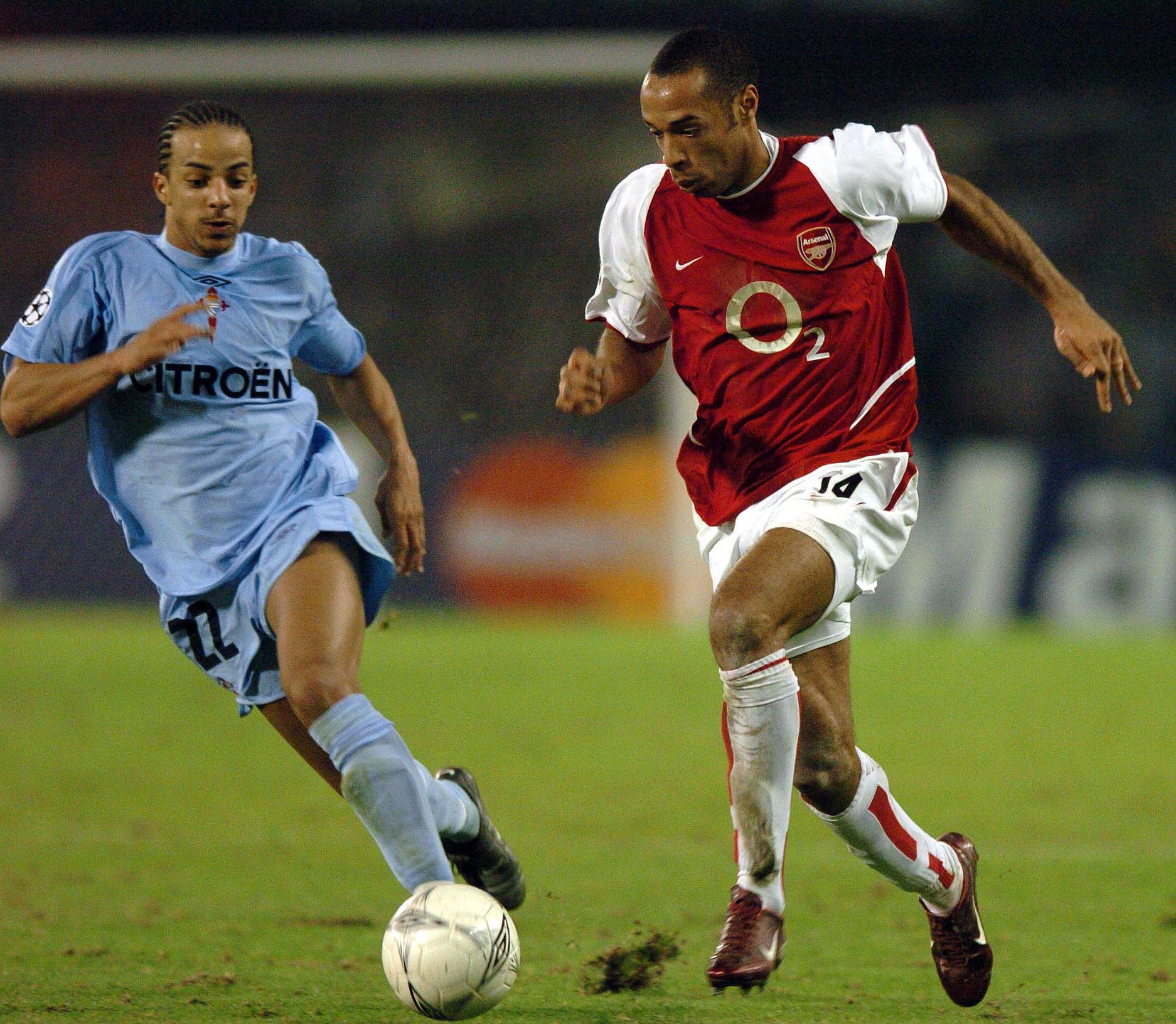 LUCCIN 25-2-04 Ricardo Grobas Ante Thierry Henry, en el choque de octavos de Champions ante el Arsenal.jpg