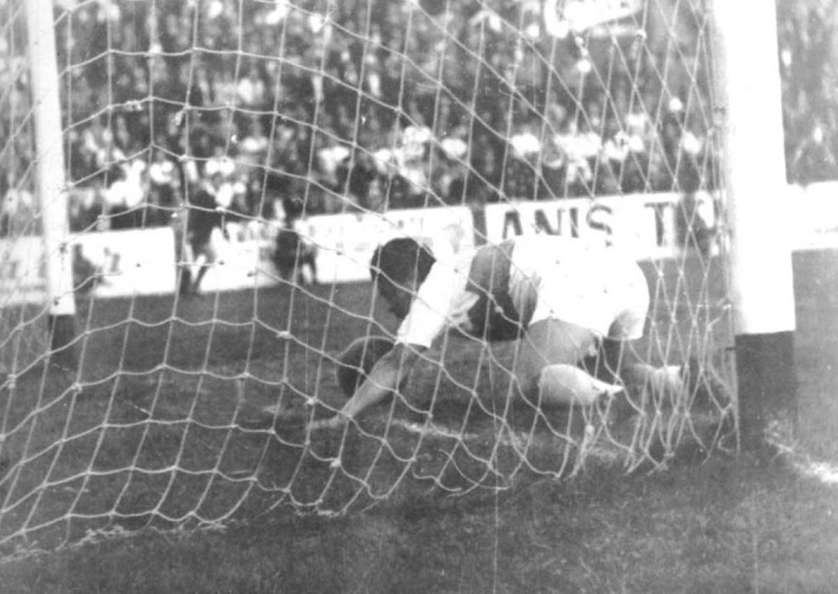 Romero se dispone a marcar un gol parando el balón sobre la línea y rematando de cabeza