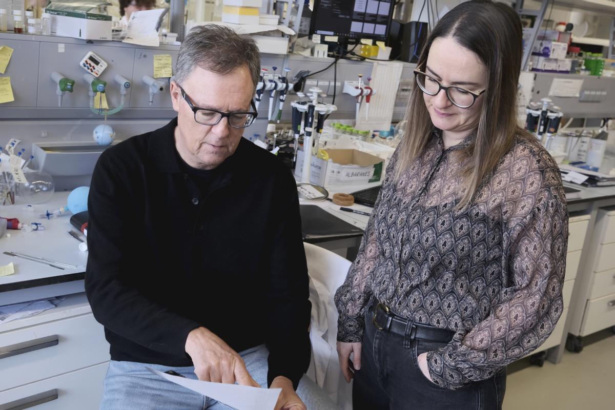 Mascareñas junto a otra investigadora en el Centro Singular de Investigación en Química Biológica y Materiales Moleculares (CIQUS) de Santiago de Compostela.