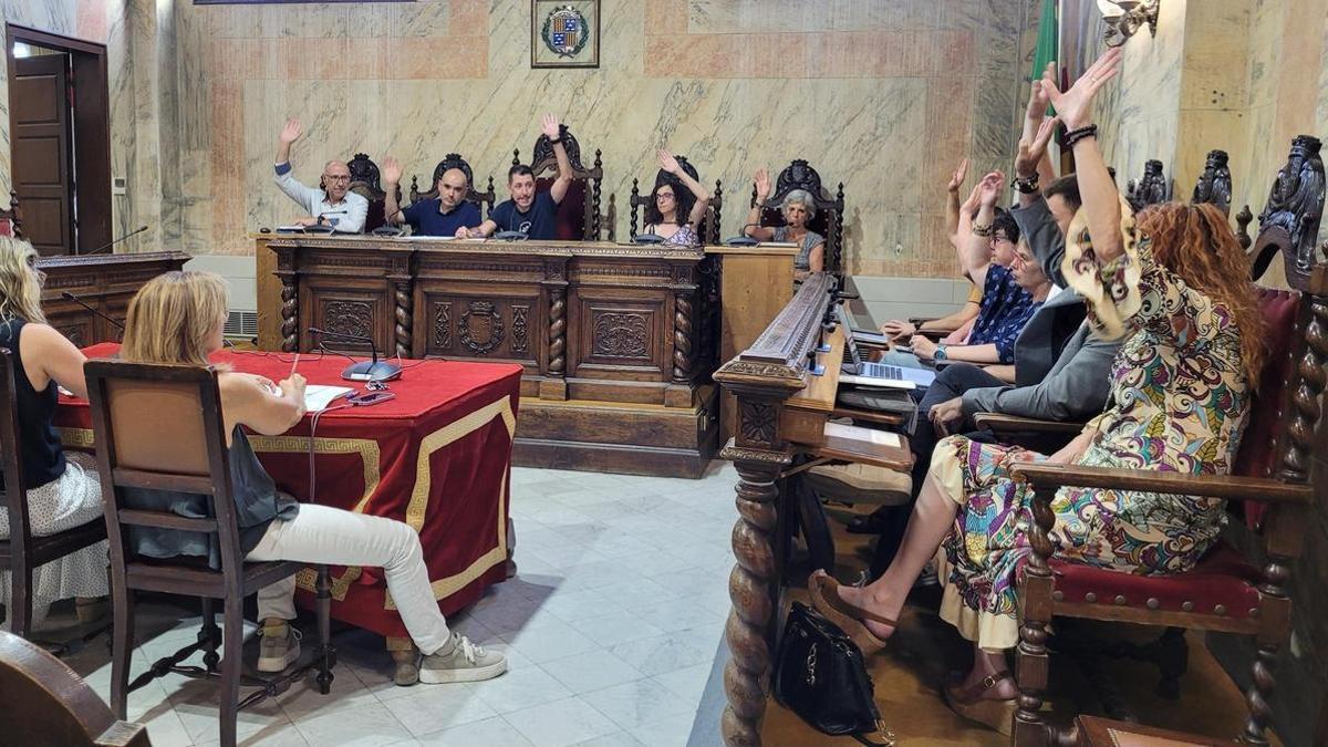 Els regidors de la CUP, ERC i PSC voten a favor del pressupost de 2026