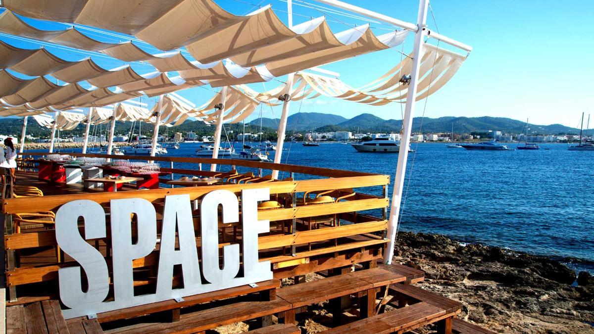 Las mesas de Space Eat &amp; Dance se asoman al mar.