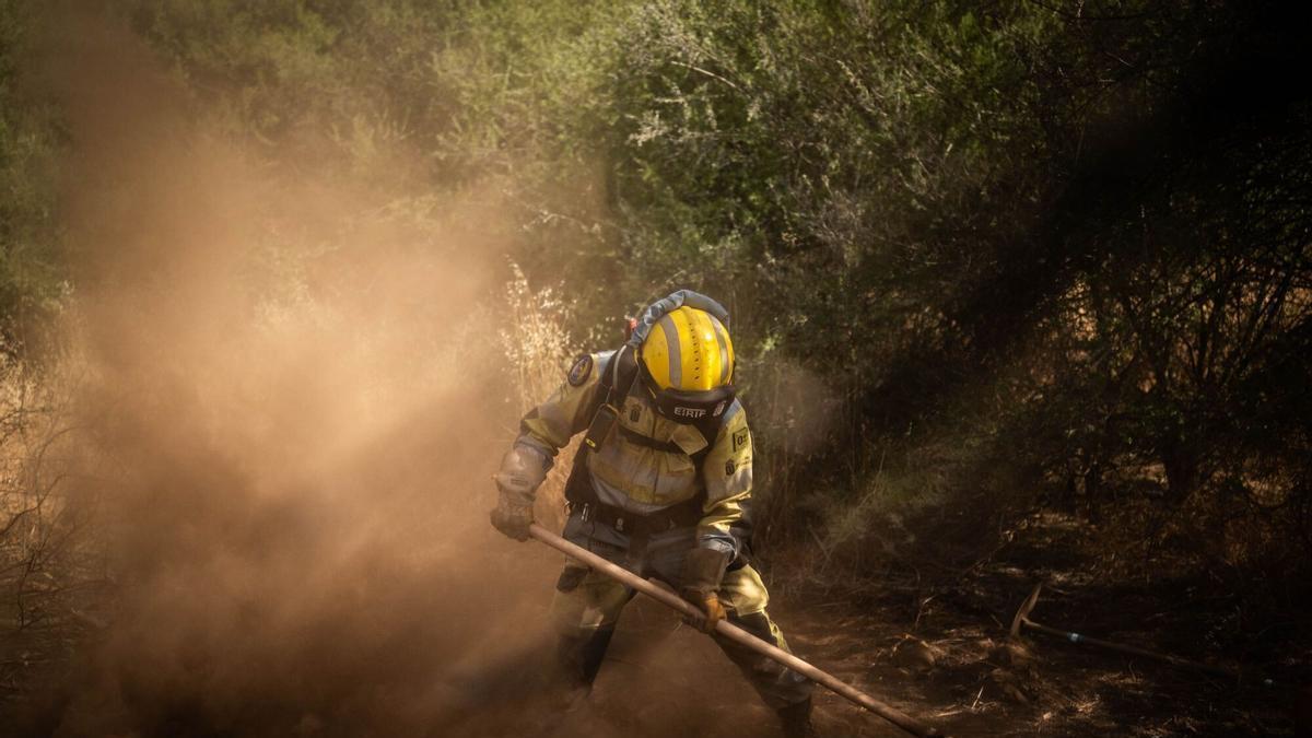 Un efectivo, en las labores de control de un incendio en Tenerife.