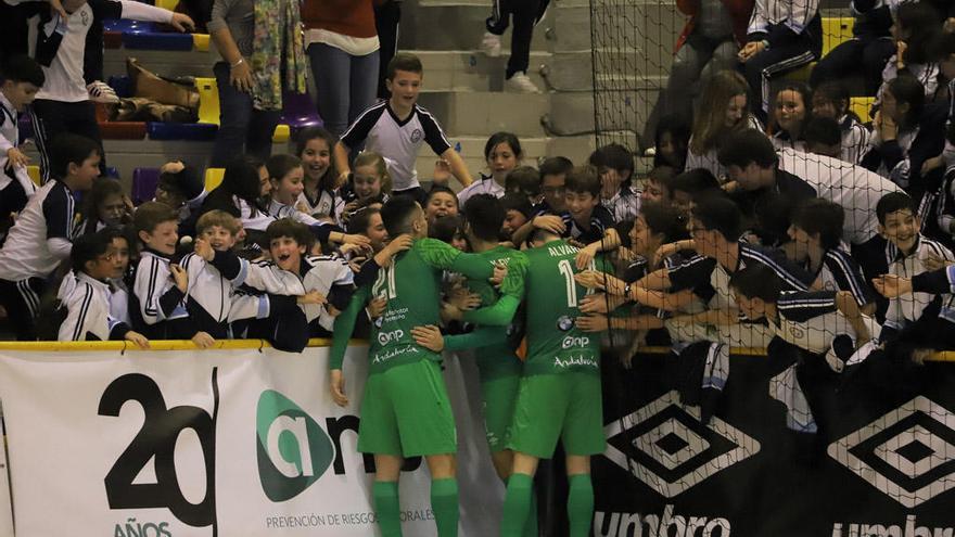 Los jugadores del UMA Antequera celebran uno de sus tantos.