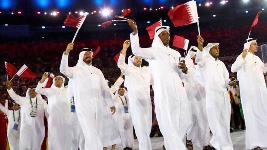 Borja Vidal, segundo por la derecha en primera fila, con barba, durante el desfile de la delegación de Qatar.