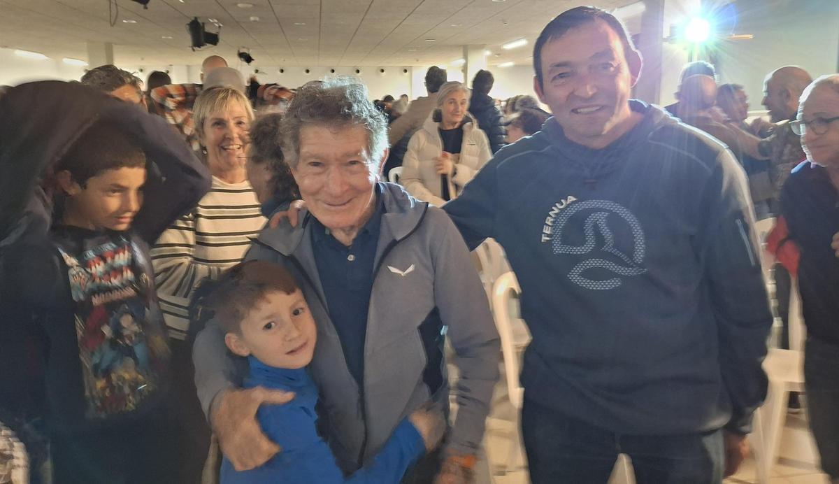 Carlos Soria, junto a sus jóvenes admiradores y Rafa Serra, del Centre Excursionista de Xàbia