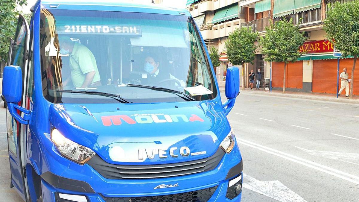 Los autobuses urbanos de Molina, de color azul, han pasado a ser gratis para los vecinos empadronados.       | A.M.