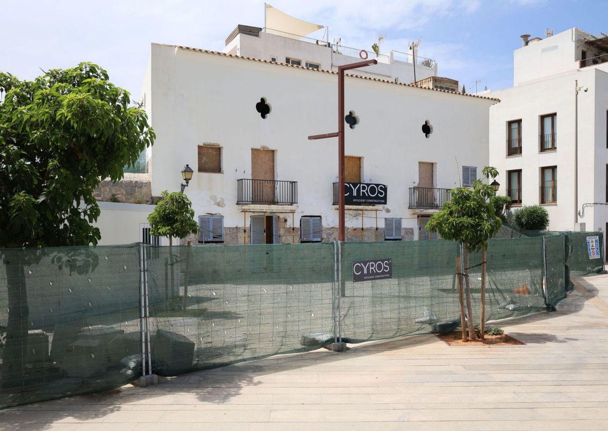 El imprevisto en el Museo de la Mar de Ibiza para meter el armazón de un barco  por el balcón