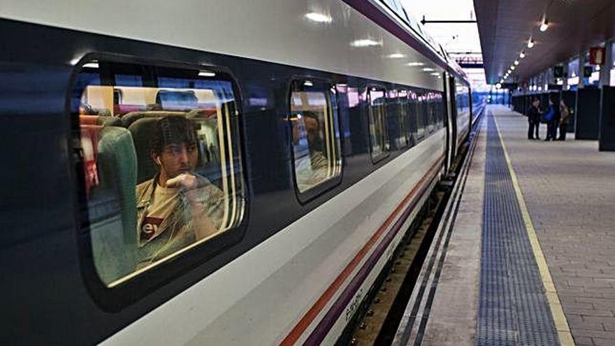 Imagen de un tren a punto de partir desde la estación de Zamora.