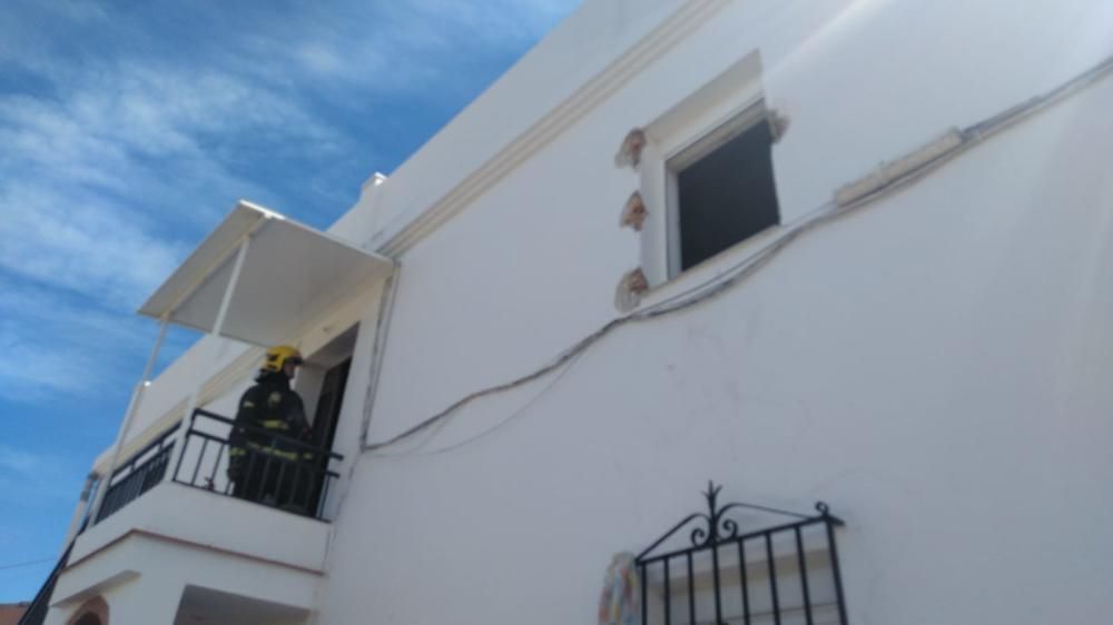 Los vecinos de Campanillas rescatan a una familia en un incendio de una vivienda