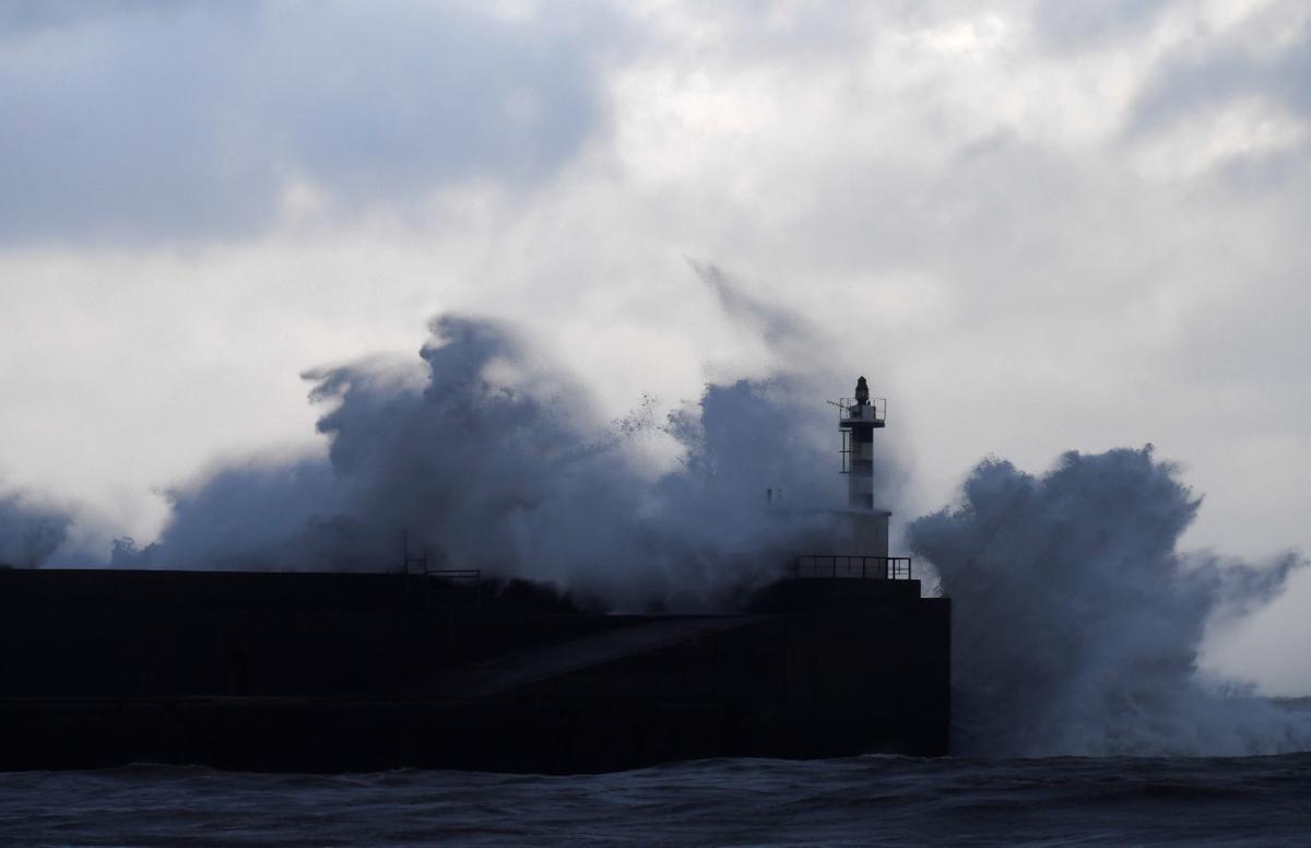 Temporal de olas en la zona de la desembocadura del río Nalón en San Esteban en el municipio asturiano de Muros de Nalón, este miércoles.