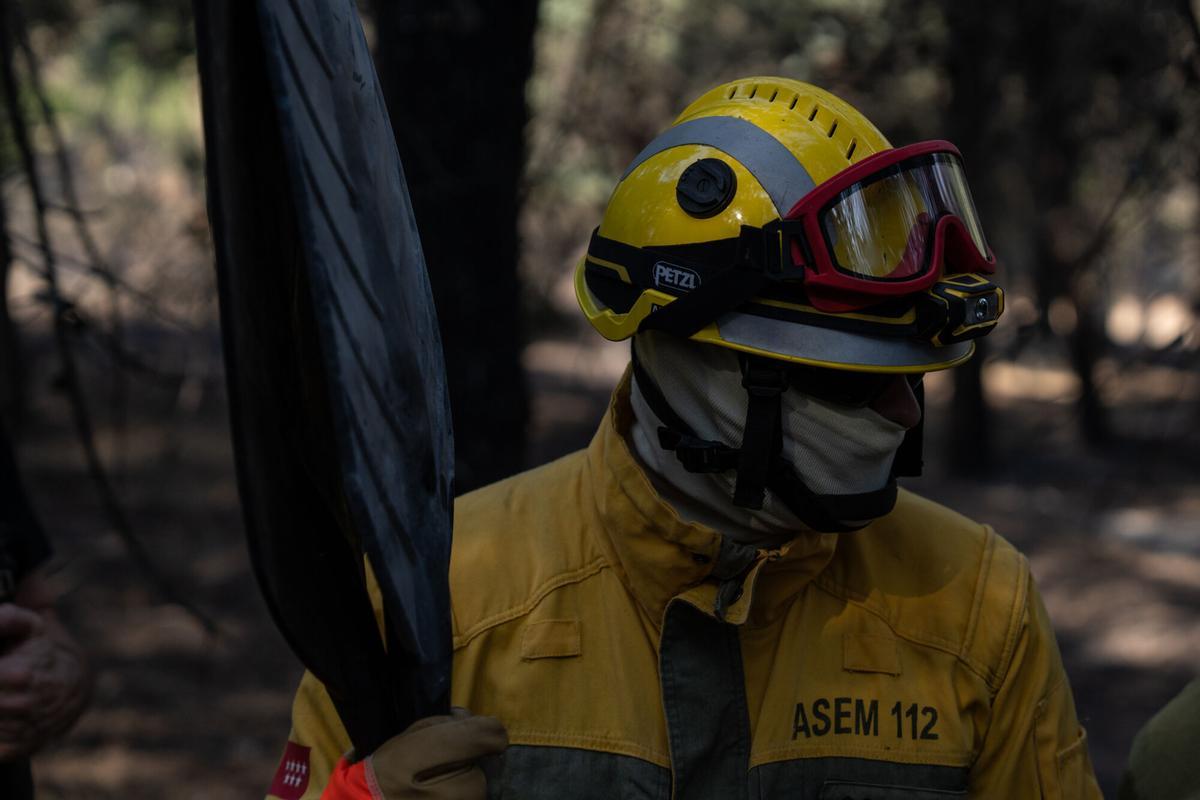 Un bombero trabaja en las tareas de extinción del incendio forestal en la Sierra Oeste de Madrid, en los alrededores del Pantano de San Juan, a 28 de julio de 2026, en Madrid (España). La intensa labor desarrollada durante la noche por el dispositivo de extinción ha permitido contener el avance de los frentes activos del incendio forestal que afecta a la Comunidad de Madrid y evitar que las llamas alcanzaran el municipio de Valdemaqueda. Sin embargo, las labores de extinción continúan con la mirada puesta en la subida de las temperaturas que experimentará la península a partir de mañana. 28 JULIO 2026 Matias Chiofalo / Europa Press 28/07/2026. Matias Chiofalo