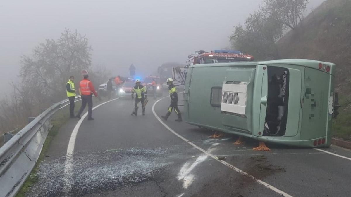 El microbús escolar accidentado.