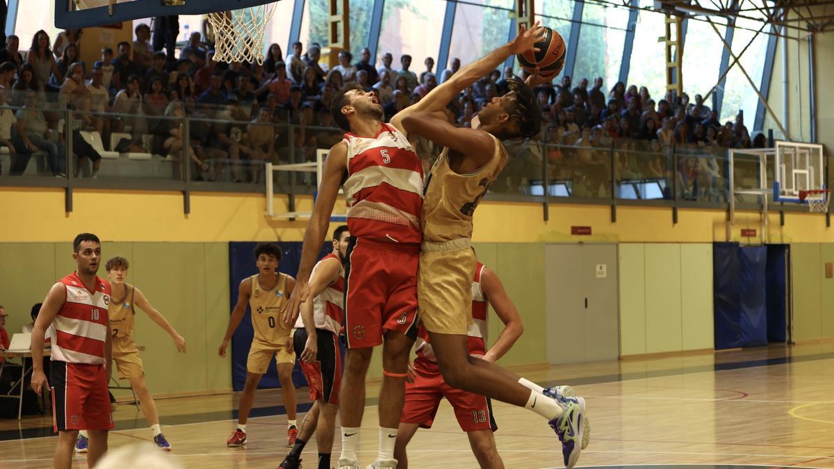 Jiménez defensa una penetració de Caicedo durant la final