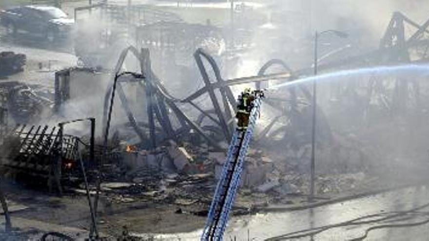 Los bomberos luchan contra el incendio que se declaró en las instalaciones de Universal Studios en Hollywood, California, Estados Unidos, que destruyó parte de los estudios, sets cinematográficos y exposiciones relacionadas con películas. Las autoridades indicaron que el fuego se propagó con mucha rapidez porque afectó estructuras hechas de madera y cartones.