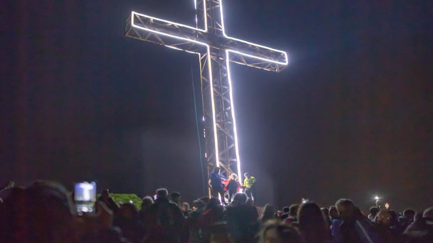 Galería de fotos de la Cruz de la Muela iluminada